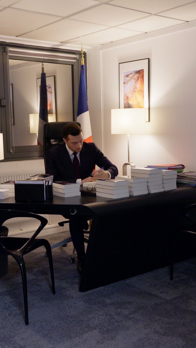 J’ai voulu écrire la vie d’un pays qui refuse de disparaître, partager les confessions d’un peuple enraciné qui souffre, et qui se tait. Ce livre n'est pas le mien, c'est le vôtre ! « Ce que veulent les Français » toujours disponible :
