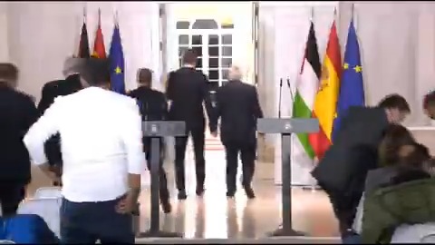 #EnDirecto | Abbas y Sánchez terminan su comparecencia abandonando la sala de la mano