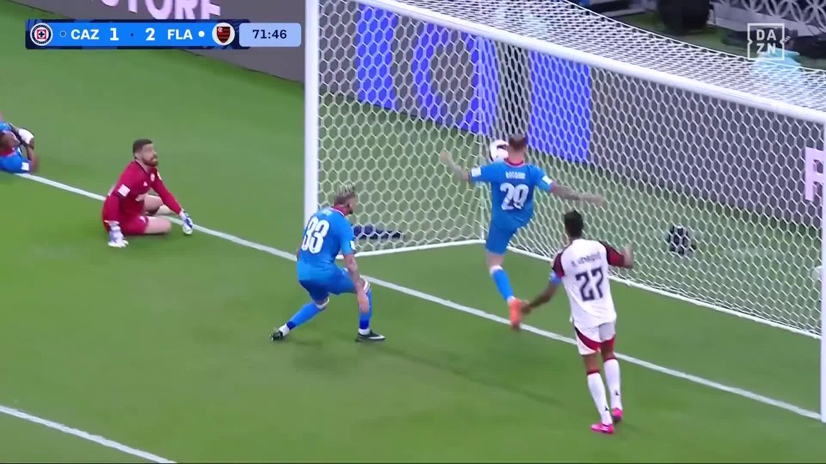 😱 EL RELOJ NO MIENTE El balón rebasó la línea y el árbitro les muestra el reloj a los jugadores de Cruz Azul para confirmar que entró. #CruzAzul 1-2 #Flamengo