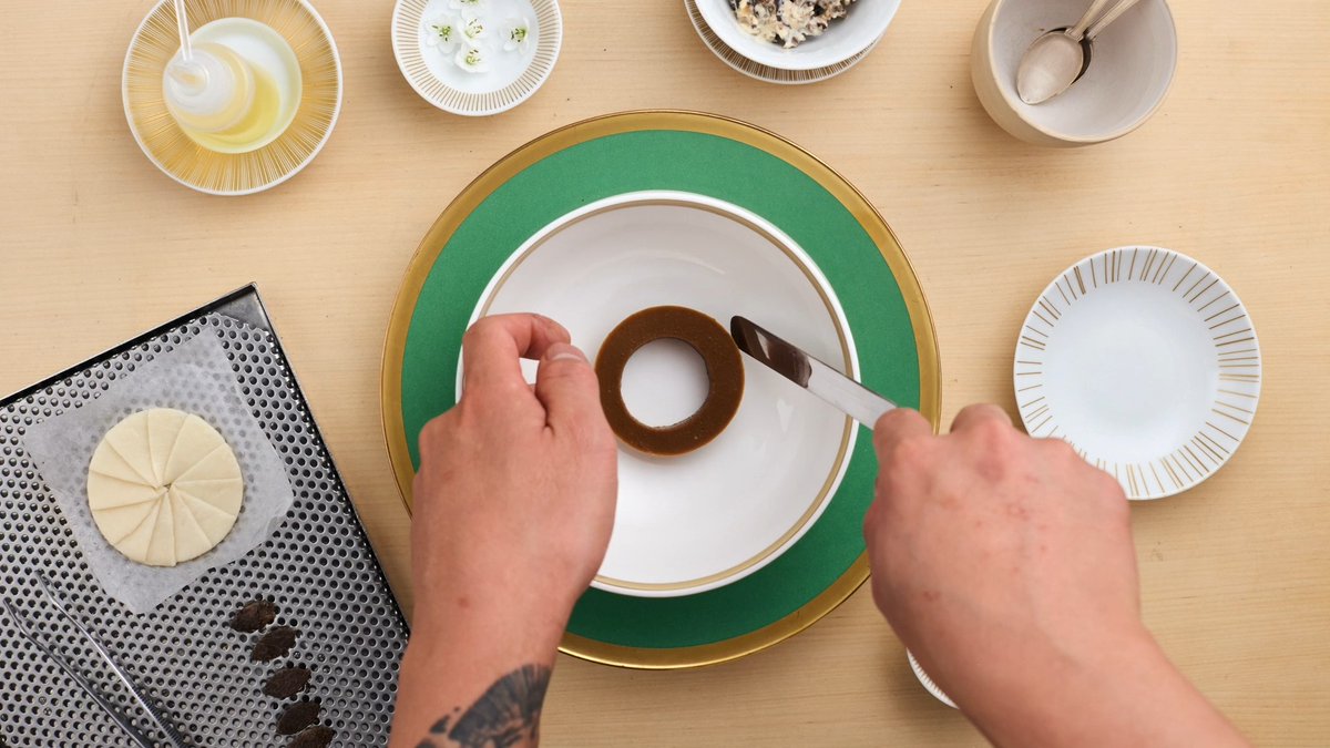 Take a look at this year’s Nobel Prize banquet starter! The first course is a soup of porcini mushroom, served with a salad of cultivated Swedish mushrooms. The soup is served together with crispbread and truffle butter – in the shape of a truffle. This year’s chefs Pi Le and Tommy Myllymäki wanted to highlight dried porcini mushroom, one of their personal favourites, as an ingredient in the starter. A new piece of cutlery is accompanying the starter, in the form of a hand-carved butter knife, developed by Pi Le’s brother Van Le in collaboration with the chef duo. The butter knives are made of oak from the south of Sweden, and each knife has been sanded by hand.