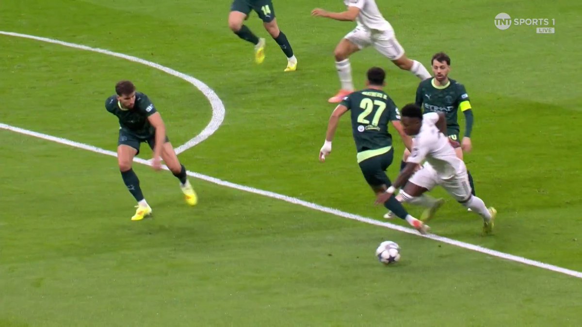 Man City breathe a sigh of relief 👀 Vinicius Junior goes down and a penalty is awarded...But VAR deems it was just outside the box. TNT Sports &amp; discovery+ UK