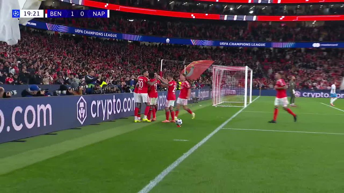🇨🇴 GOOOL de Richard Rios. El colombiano marcó el 1-0 de #Benfica ante #Napoli, al 20’