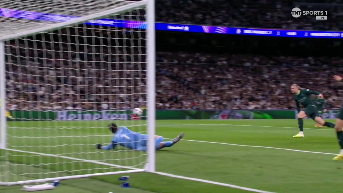 What a double save 🧤 Outstanding from Thibaut Courtois to keep Real Madrid in the game! TNT Sports &amp; discovery+ UK