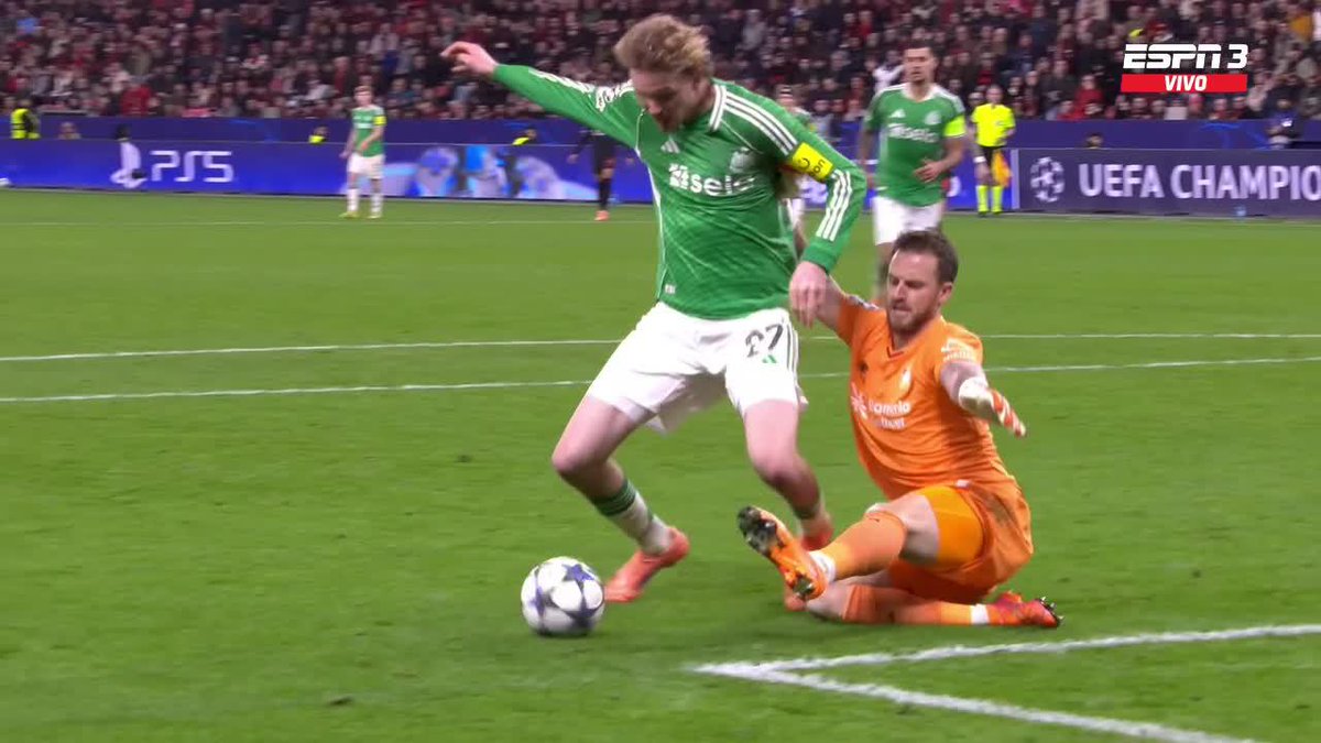 ❌😳 Flekken, arquero del LEVERKUSEN, quiso salir jugando pero se complicó y generó este penal para el empate del NEWCASTLE. Insólito. 🫠