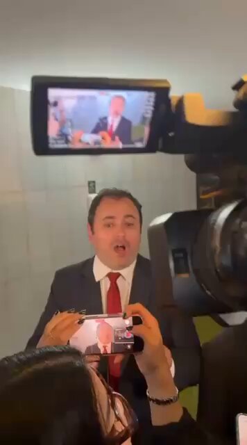 Glauber Braga foi barrado de entrar no plenário da Câmara. A cassação do deputado ocorrerá em instantes, e parlamentares do PSOL protestam contra a medida do presidente da Casa. Sem anistia Glauber Braga