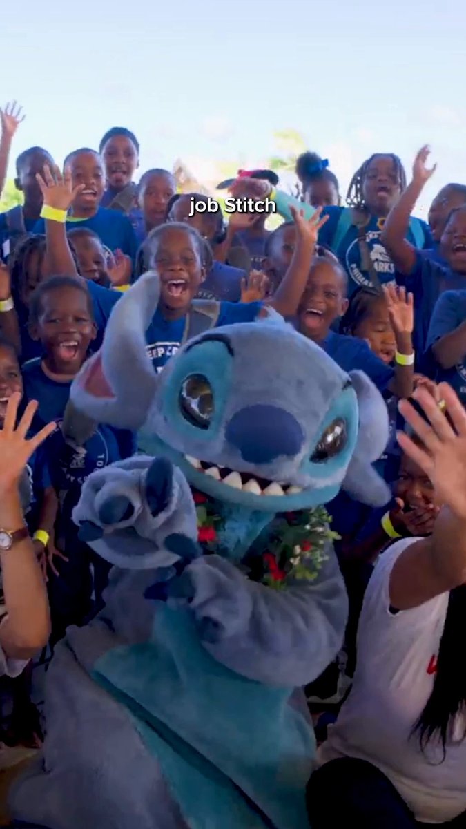 Stitch brought toys, smiles, and a whole lot of #DisneyHolidayMagic to The Bahamas with help from his friends at Disney Cruise Line! ✨