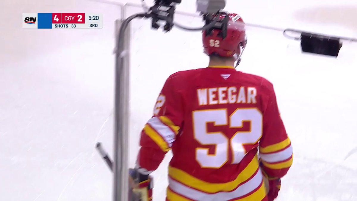 The Calgary Flames were down 4-0 to start the third period. It is now a one goal game. 👀