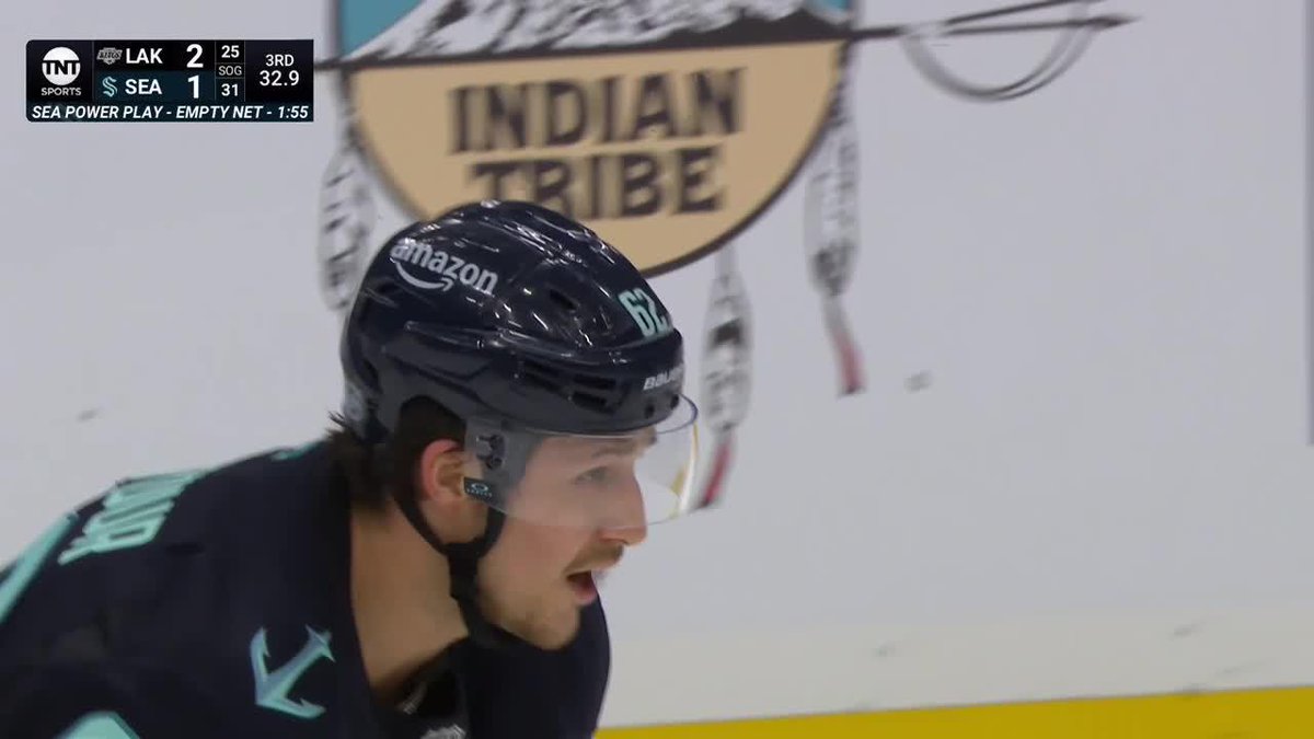 TALK ABOUT CLUTCH!! Matty Beniers ties the game for the Seattle Kraken! 😱