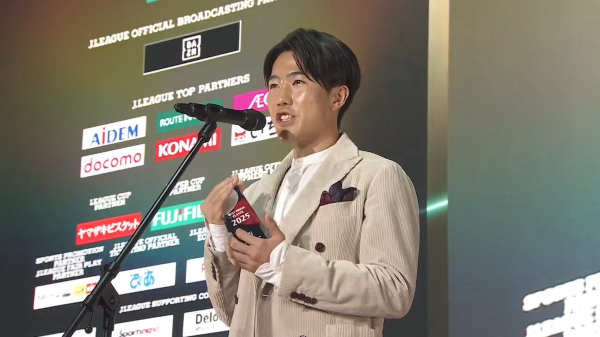 ベストヤングプレーヤー賞🏆 佐藤龍之介（ファジアーノ岡山） 佐藤選手の受賞スピーチをお届け🗣️ ファジアーノ岡山スタッフ公式 #Ｊリーグアウォーズ ライブ配信中📡 【YouTube】 【TikTok】 【DAZN】
