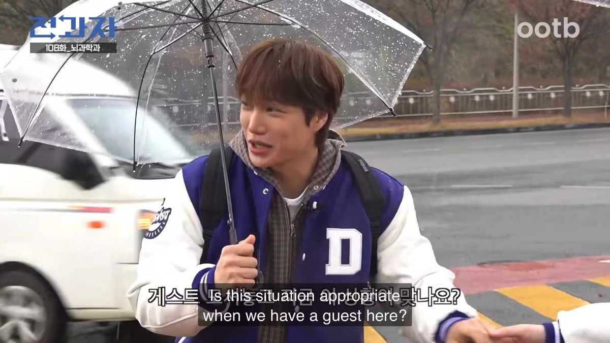 It suddenly started raining hard with winds blowing so the jeongwaja staffs took a shelter under the roof while Jongin and the guest had to deal with the weather 😭 👤: Let's take shelter for a moment 👤: All the staffs can stick to this side (under the roof), and only the cast members stand there 🧸: What is this!? 👤: Ah, you have an umbrella ㅋㅋㅋ 🧸: What kind of treatment is this!? 🧑🏻: Is this how you usually do it? 🧸: It's always like, there are no normal people here 🙂‍↔️