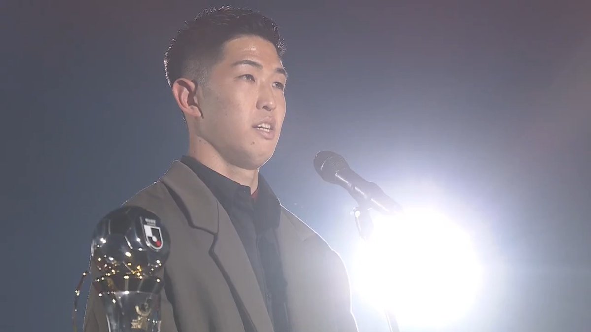 最優秀選手賞🏆 早川友基（鹿島アントラーズ） 🎙️「GKがより素晴らしいポジションだと思ってもらえるように」 早川友基 鹿島アントラーズ #Ｊリーグアウォーズ ライブ配信中📡 【YouTube】 【TikTok】 【DAZN】