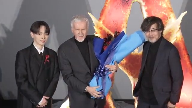 #ジェームズキャメロン 監督が登壇した ジャパンプレミアの様子をチラ見せ‼ 『#アバター:ファイヤー・アンド・アッシュ』 キャメロン監督作品の大ファン《#宮世琉弥》 さん そして《#山崎貴》監督から花束の贈呈💐✨ 最高峰の映画体験を3Dで― 12/19(金)日米同時公開🏹