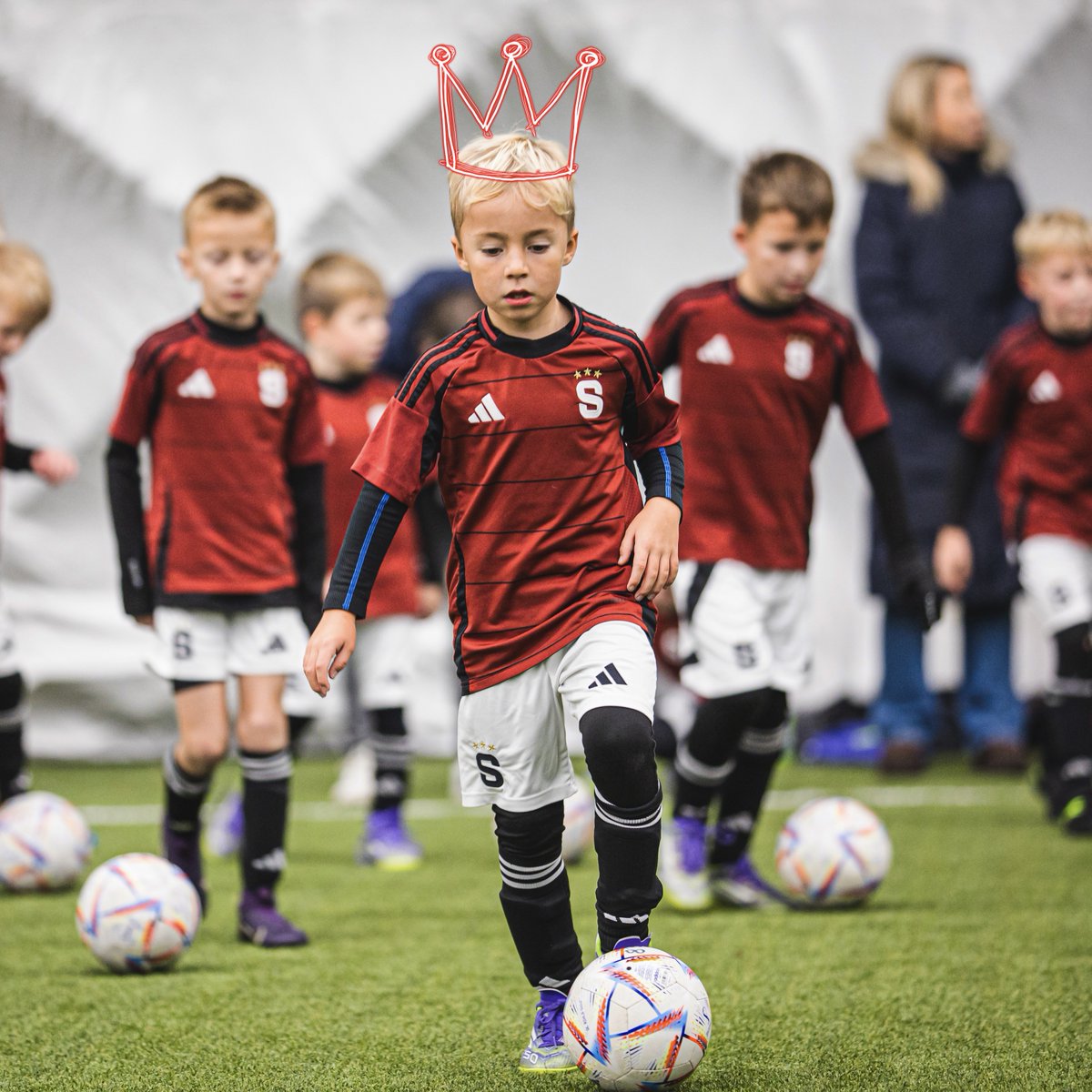 𝐅𝐀𝐈𝐑 𝐏𝐋𝐀𝐘 🎩👏 Obrovský charakter předvedl teprve sedmiletý Mikuláš Šatava v utkání U8 proti Trnavě 🇸🇰 Brankář soupeře nešťastně upadl v souboji o míč a mohl tak snadno skórovat do prázdné brány, rozhodl se ale jinak 🙌