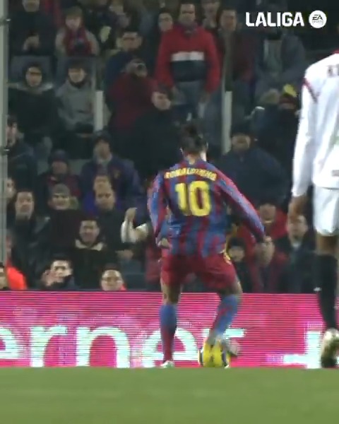 La magia brasileña. 🇧🇷 Tal día como hoy en 2005, Ronaldinho marcaba este golazo con el FC Barcelona. LALIGAHistory