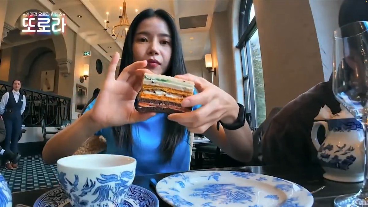 Solar found eating all the layers of the XXL sandwich at once a bit challenging, but she still managed to take two bites... only to realize, after ChangSub reminded her, it was actually three sandwiches stacked together 😭 Solar: No wonder it was so big 😅