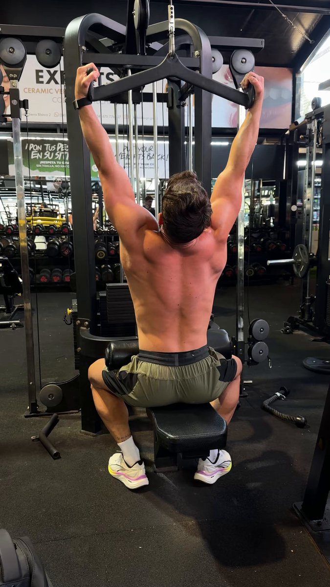 Rate my lat pulldown form btw if your gym has these MAG grip attachments use them