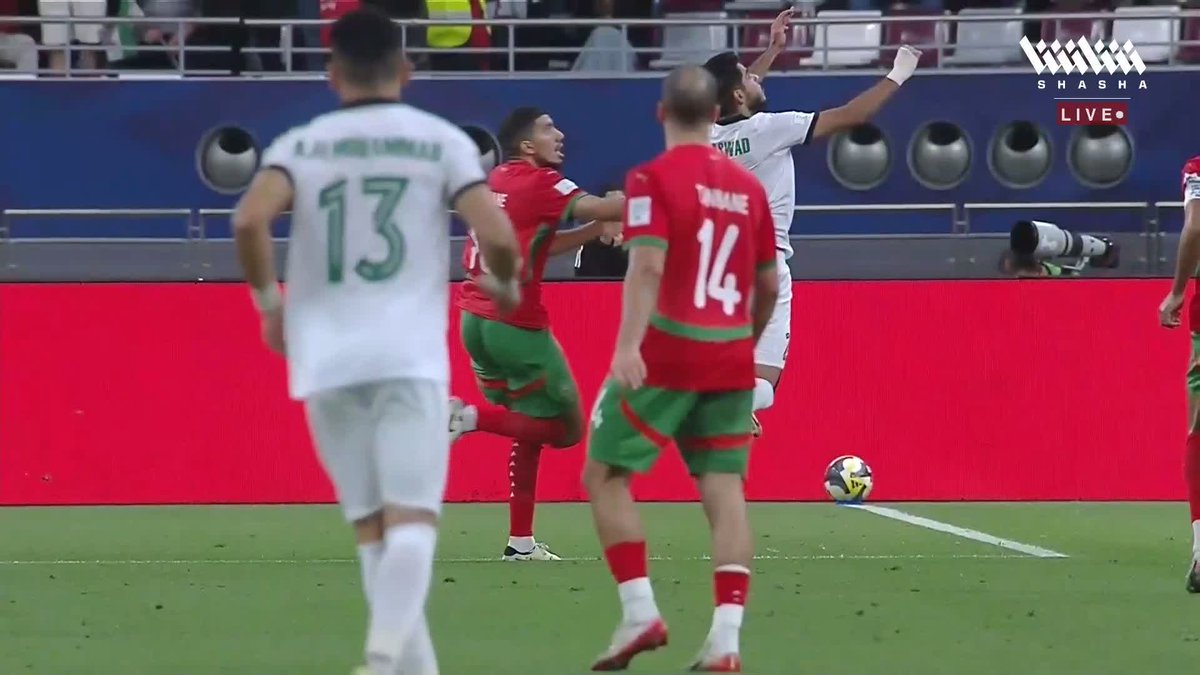 حكم المباراة يعود لتقنية الفيديو ويرفض احتساب ركلة جزاء لـ سوريا 🇸🇾❌ تابعوا المباراة وباقي المواجهات في #كأس_العرب_على_شاشا 🏆💫 شاهد الآن مجاناً وبدون تسجيل دخول 📺
