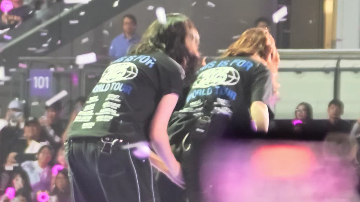 Jeongyeon swiping her hands between Momo's butt like a credit card?? 😭😭