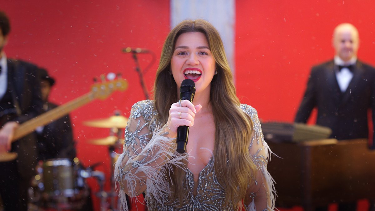 🎄🏈 Kelly Clarkson será o ato de abertura do jogo de Natal da NFL deste ano na Netflix em 25 de dezembro.