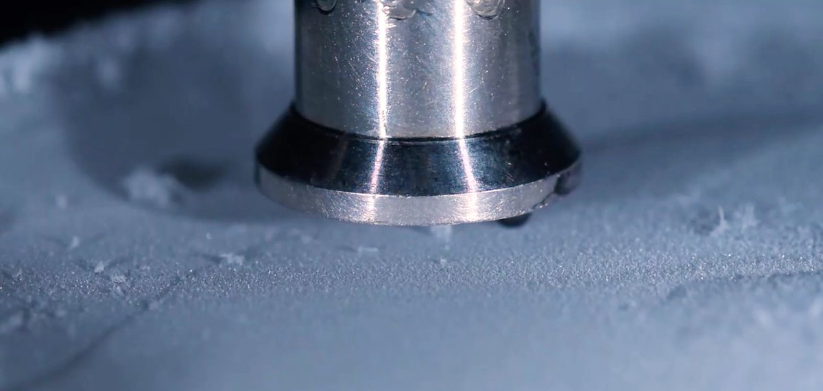 🧊Scientists generally agree that a thin watery layer on the surface of ice is responsible for ice’s slipperiness. But why does this layer form? Is it due to pressure, friction, pre-melting, or something else? Daniel Bonn built a microscopic ice-skating rink to test out his theory.