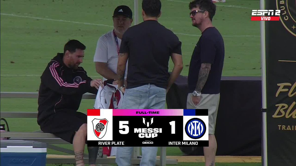 🤝🇦🇷 Lionel Messi se llevó una CAMISETA DE RIVER luego de saludar a los pibes del Millonario.