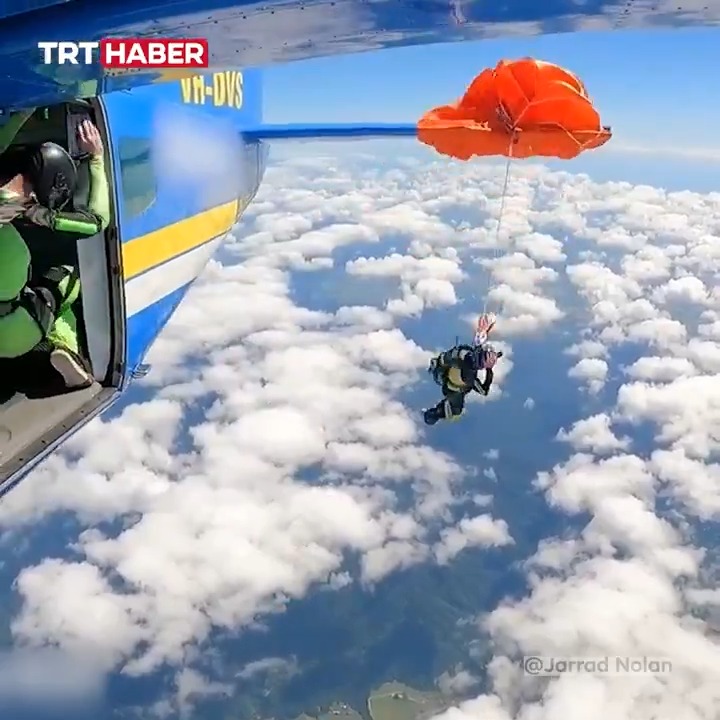 Avustralya’da uçaktan atlayan kişinin yedek paraşütü uçağın kanadına takıldı. Paraşütçü, uçaktan sarkarken bıçakla kendini kurtarmayı başardı ve hafif yaralanmalarla yere indi.