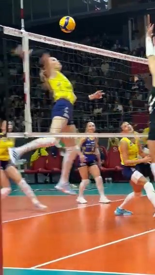 🏐3. SET SONUCU 📍Fenerbahçe Medicana 25 - 17 VakıfBank Sarı-Lacivertliler 2-1 öne geçiyor.