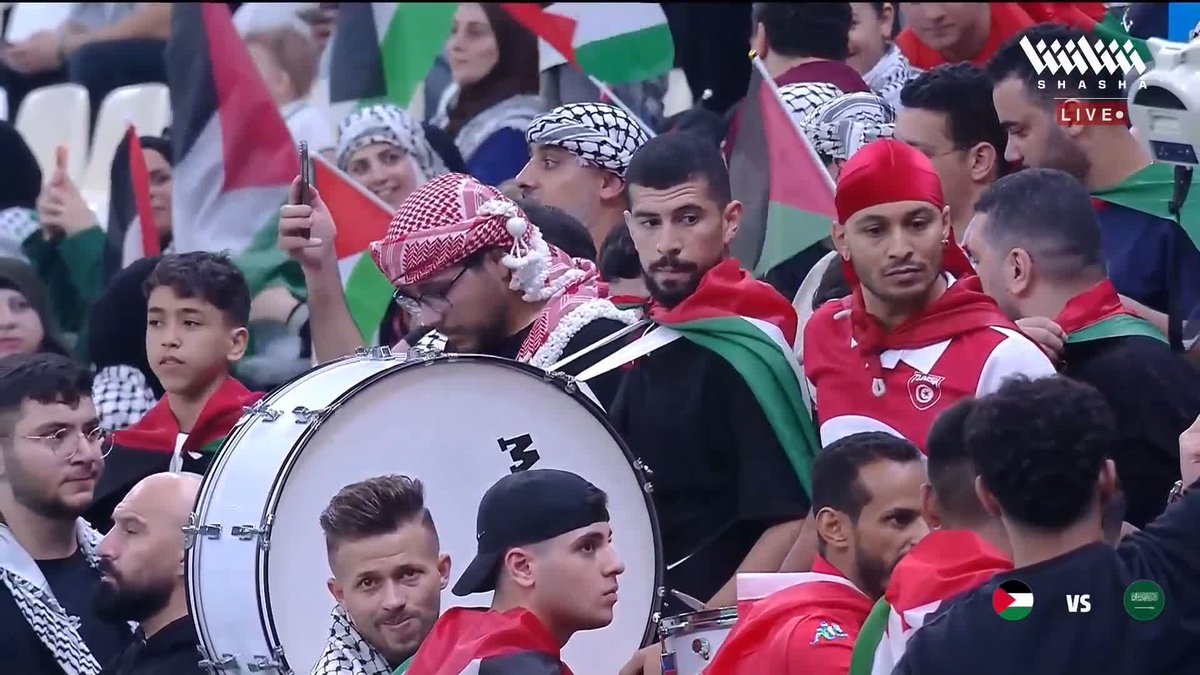 حسن تمبكتي 🆚 محمد صالح المسحل يقارن بين أفضل المدافعين في المنتخب الفلسطيني ونظيره السعودي 🇸🇦🇵🇸 تابعوا الاستوديو التحليلي لمواجهة فلسطين والسعودية في #كأس_العرب_على_شاشا 🏆✨ يمكنكم مشاهدة المباريات مجاناً وبدون تسجيل دخول 📺