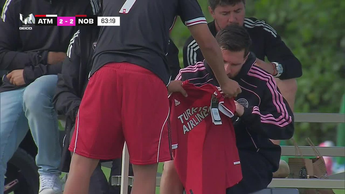 INSACIABLES: Promediando el ST de Newell's vs. Atlético de Madrid. LEO MESSI sigue firmando cosas de los pibes de River. 📺 La #MessiCup en #DisneyPlus Plan Premium