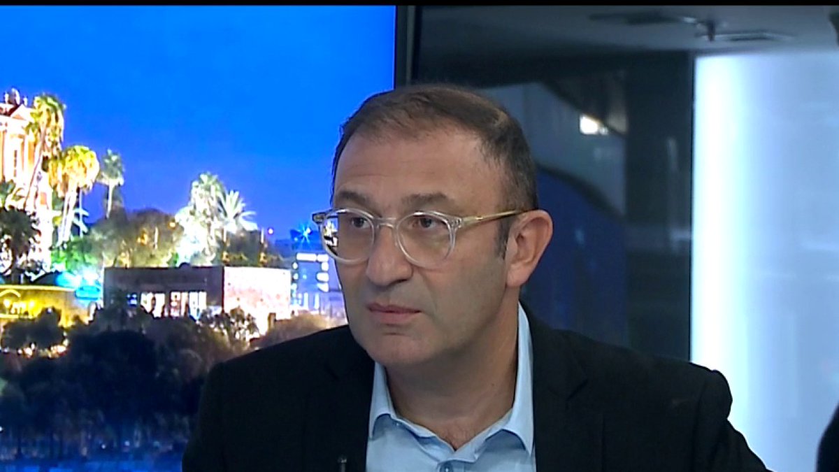 "Les images, disponibles en ligne, montrent des médecins levant les deux poings et criant ‘Allah wakbar’ à l’arrivée des otages. Est-ce cela que l’on attend d’un personnel médical ?" Matthias Inbar (Matthias Inbar) dans #LaGrandeEdition