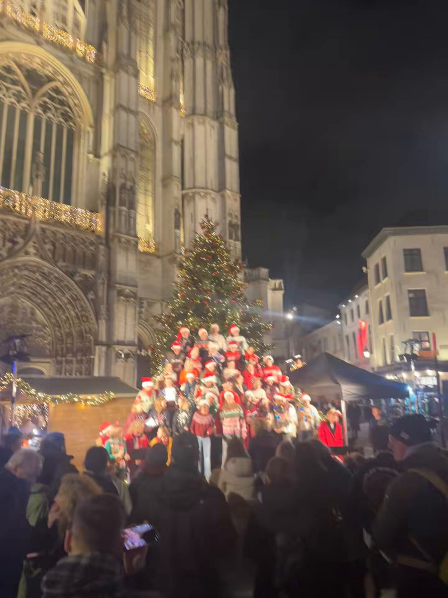 🇧🇪 À l'heure où certains veulent effacer notre identité et nos traditions, voir Anvers célébrer Noël comme ça fait franchement du bien. Une vraie crèche. Des chants de Noël. Une chorale. Une ambiance chaleureuse. Et surtout, de la sécurité. Pas de folklore réécrit pour plaire à quelques militants, pas de wokisme gênant. Juste Noël, tel qu'il est, sans effacer qui que ce soit. J’espère que vous l'avez signée la pétition du MR lancée par Georges-L BOUCHEZ . #Antwerp #Traditions #Belgium #Christmas