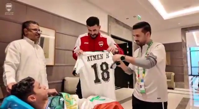 🇮🇶🤝🇸🇦 | أيمن حسين يحقق حلم أحد المشجعين السعوديين من ذوي الاحتياجات الخاصة، في لقطة تعكس الروح الرياضية والمحبة بين الجماهير. لقاء جميل يلامس القلوب ويجسد قيم كرة القدم. ❤️ Ayman Hussein fulfills the dream of a Saudi fan with special needs — a heartwarming moment that reflects true sportsmanship and the beautiful spirit of the game. 🤝❤️ #FIFArabCup #كأس_العرب