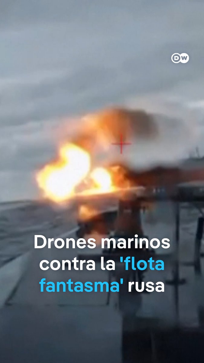 Drones marítimos ucranianos atacaron un petrolero de la "flota fantasma" rusa en el mar Negro. El carguero, identificado como el "Dasha", navegaba por la zona económica exclusiva de Ucrania en dirección hacia el puerto ruso de Novorosíisk. Los servicios secretos ucranianos aseguran que la embarcación sufrió daños críticos y quedó fuera de servicio. Es el tercer ataque con drones marinos contra petroleros de la "flota fantasma" rusa en las últimas semanas.