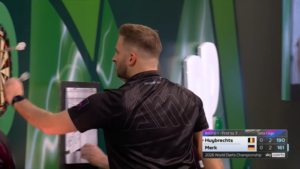 MERK OFF THE MARK! It's advantage Arno Merk in our opening game of the 2025/26 World Darts Championship! The debutant defies a brilliant 174 from Huybrechts to snatch the opening set! 📺 #WCDarts | R1