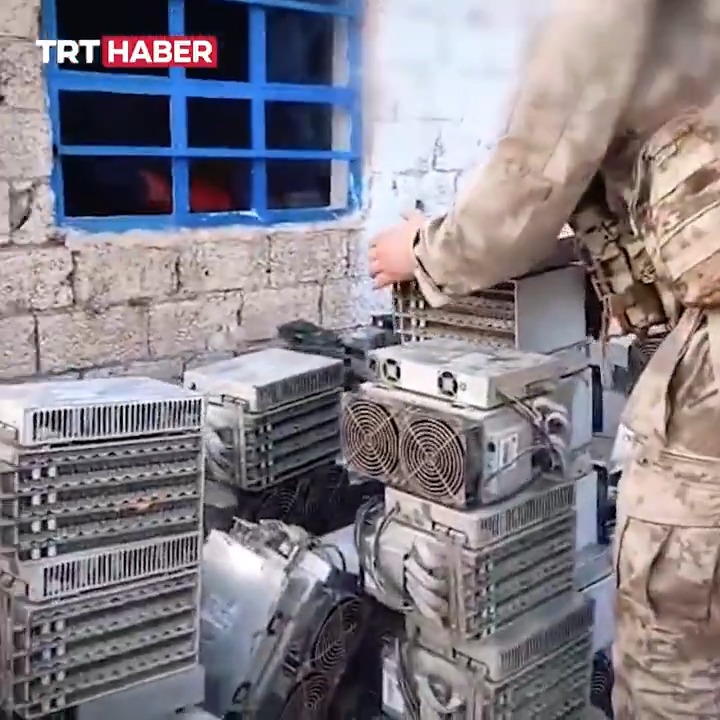 Şanlıurfa’da ahır görünümlü bir tesiste kaçak elektrikle kripto para imal eden 2 şüpheli gözaltına alındı. Tesiste günlük kullanılan kaçak elektriğin, yaklaşık 1500 hanenin günlük tüketimine karşılık geldiği tespit edildi.