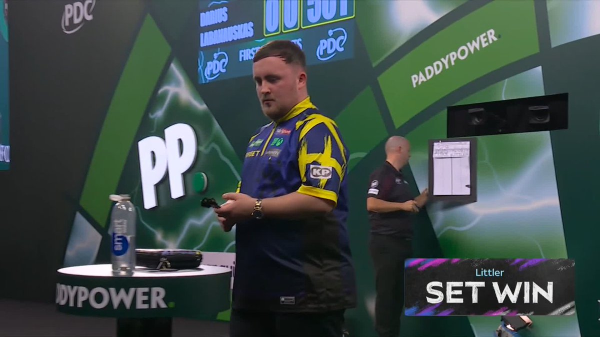 LITTLER DOUBLES HIS LEAD! Darius Labanauskas is putting Littler through his paces here, but the World Champ wraps up another set decider to extend his advantage! 📺 #WCDarts | R1