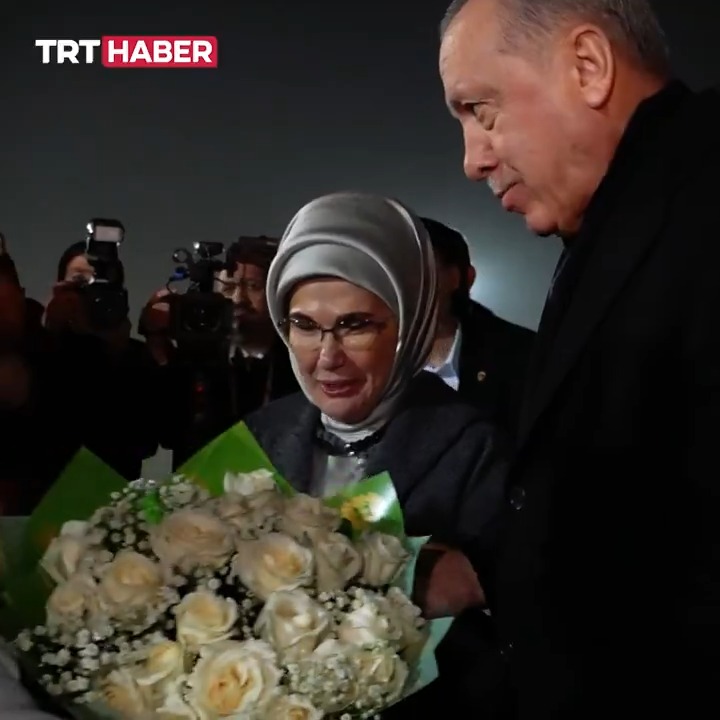 Cumhurbaşkanı Erdoğan Türkmenistan'da. Çocukların çiçeklerle karşıladığı Cumhurbaşkanı Erdoğan ile eşi Emine Erdoğan, Türkmenistan’ın geleneksel ekmeğinin de tadına baktı.