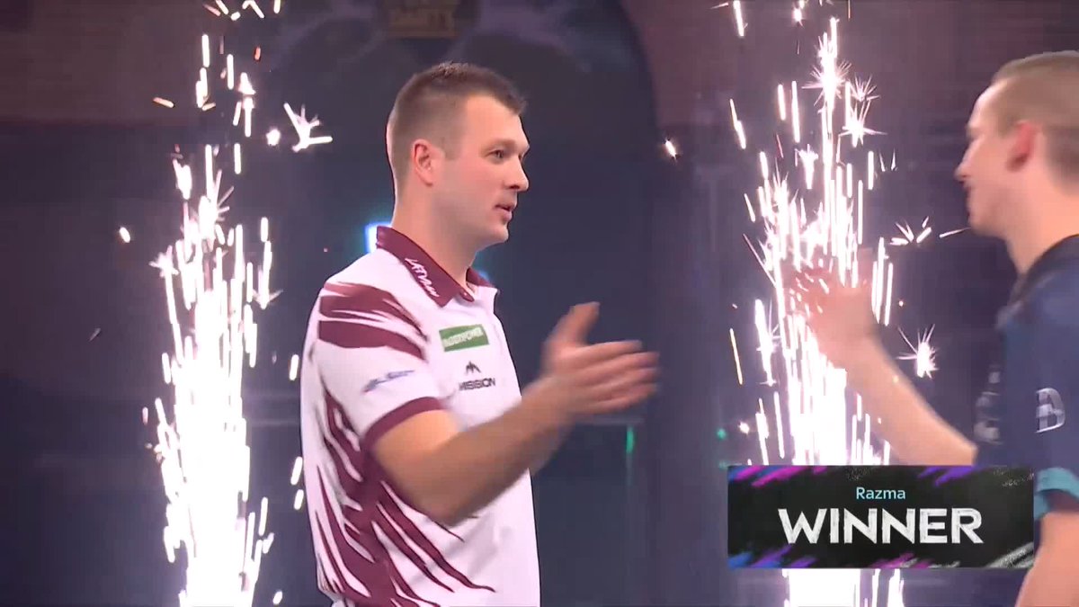 RAZMA BATTLES THROUGH! Madars Razma rounds off Thursday's opening night with victory! The Latvian number one completes a hard-fought 3-1 success over Dutch debutant Jamai van den Herik! 📺 #WCDarts | R1