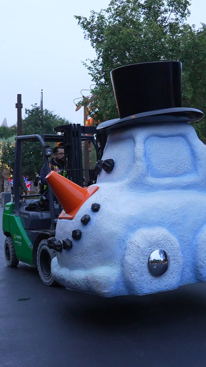 Season's Speedings 🎄🚗 Watch as Cars Land at Disneyland Resort Resort shifts gears from Halloween to the Holidays overnight in the latest episode of Disney Unscripted, now available on Disney Parks YouTube. 🎥 #DisneyHolidays
