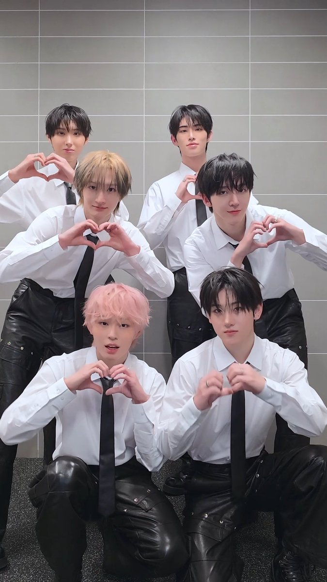Move Your thumb to the beat! #KickFlip #킥플립 #My_First_Love_Song #처음_불러보는_노래