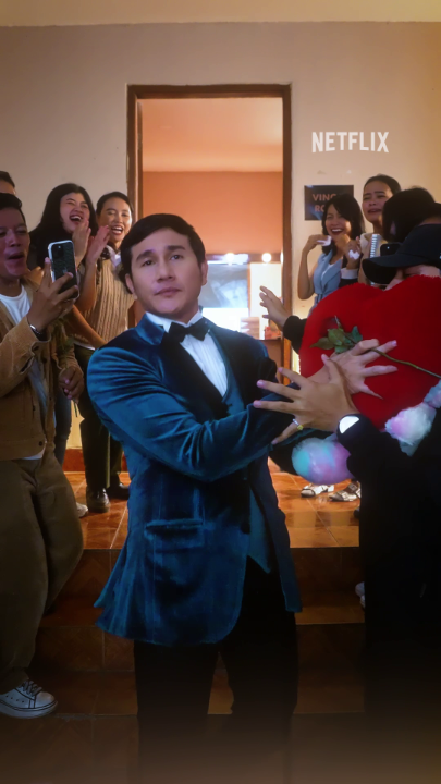 Harap bersabar, aktor besar Vino Agustian mau ngelayanin fans dulu yaa~ Tonton film Lupa Daratan, di Netflix, sekarang!
