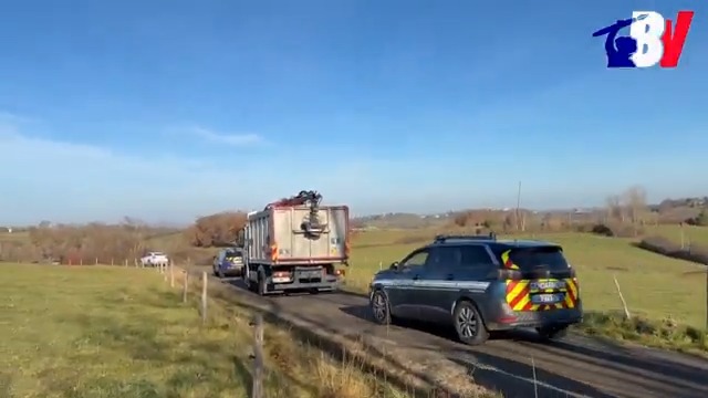 🔴 Exclu BV – Escorté par les forces de l’ordre, un camion d’équarrissage quitte l’exploitation agricole. Il participe à l’abattage du troupeau touché par la dermatose.