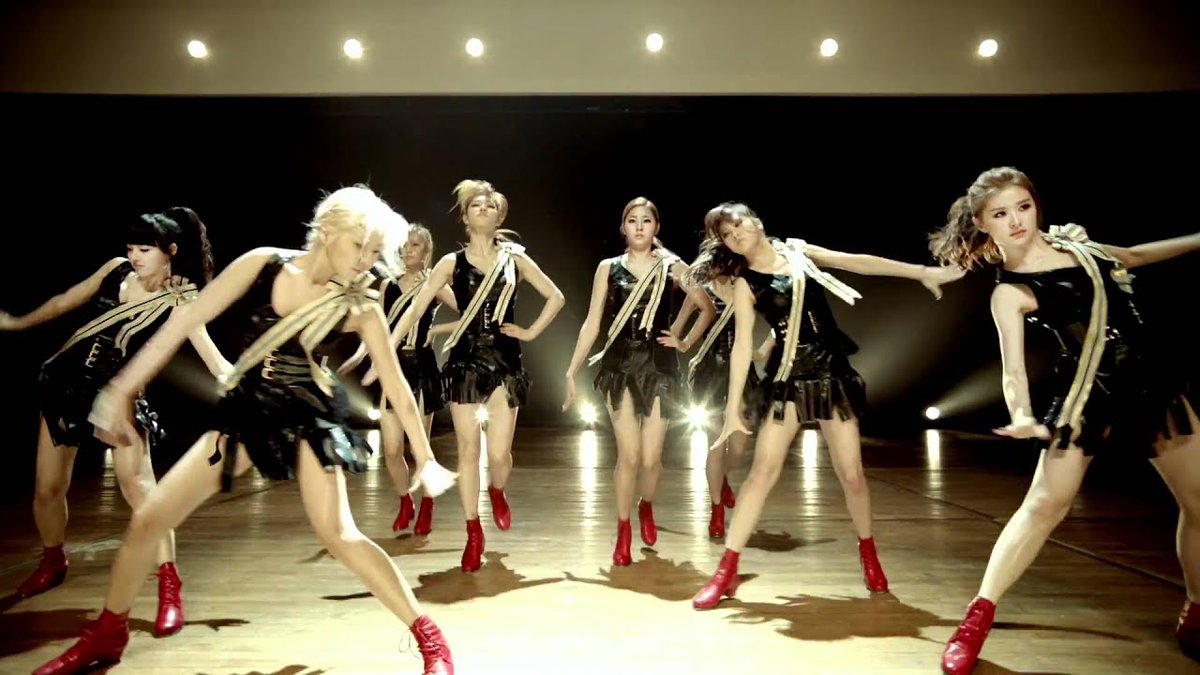 Not when this performance queen exists. The mastermind behind After School’s tap dance, pole dance, and drum performance.