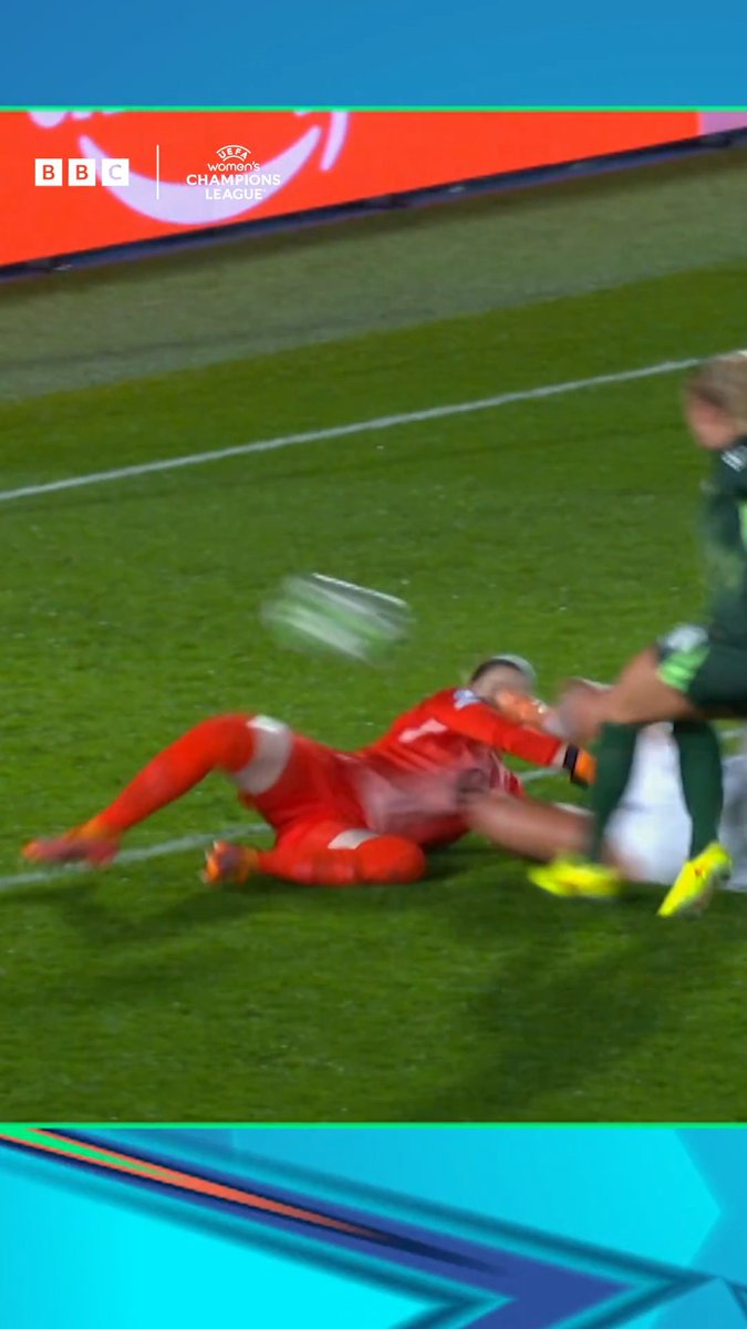 A second red for Real Madrid after a dangerous collision 🟥🟥 They finished with nine players against Wolfsburg, after Iris Ashley’s challenge on the Wolfsburg goalkeeper.