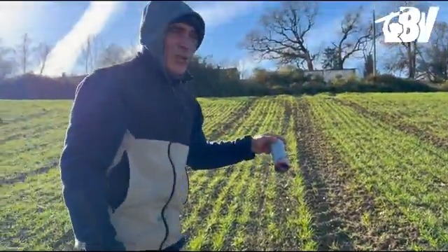 « La pollution de ce champ aujourd’hui, ce n’est pas le nitrate ou le glyphosate, c’est ça. » Nicolas, agriculteur, nous montre un champ jonché de grenades lacrymogènes après les affrontements de cette nuit.