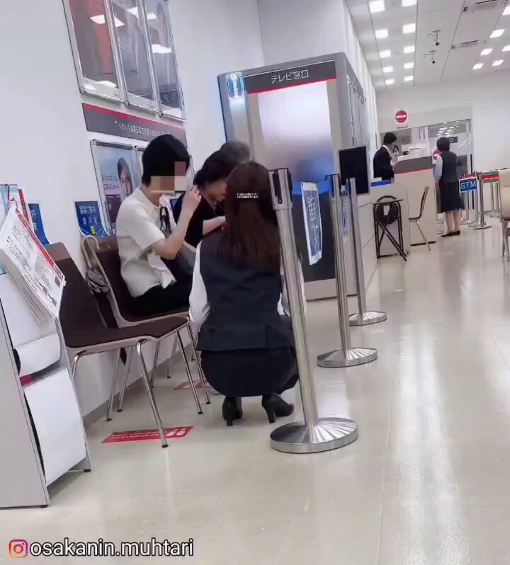 Japonya'da hastane veya bankaya gittiğinizde çalışanlar ayakta durmanızı istemezler, önce sizi bir yere oturtup hizmet sunarken de dizlerinin üstüne çökerek konuşurlar ve işlem ne kadar sürerse sürsün asla ayağa kalkıp tepenizden konuşmazlarmış;