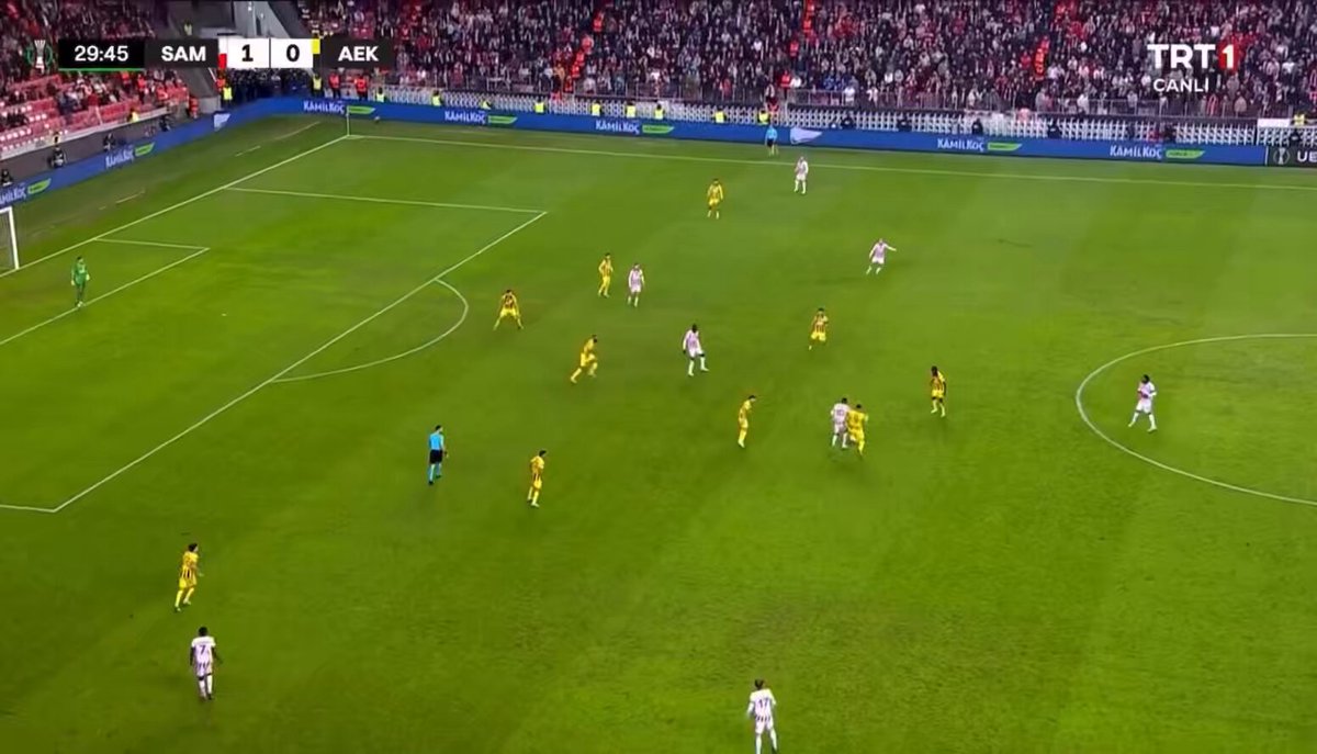 🚨Samsun - AEK maçından güzel bir detay! AEK top çalıp hızlı hücuma kalkacağı anda Holse araya giriyor. Pozisyon bir anda bizim tehlikeli hücumumuza dönüşüyor. Holse gibi takım savunmasına katkı sağlayan hücumcu bulmak çok zor.