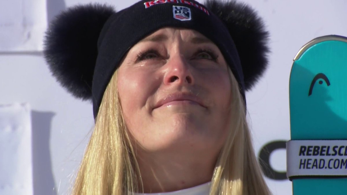 A lรกgrima viva ๐ข La emociรณn de lindsey vonn en lo mรกs alto del podio, despuรฉs de ganar en Copa del Mundo siete aรฑos despuรฉs, tras cinco retirada โฅ๏ธ