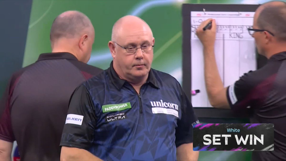 WHITE IN CRUISE CONTROL! 💎 This is turning into an afternoon to forget for Mervyn King! Ian White completes a clean sweep in set two, much to the bemusement of Merv! 📺 #WCDarts | R1