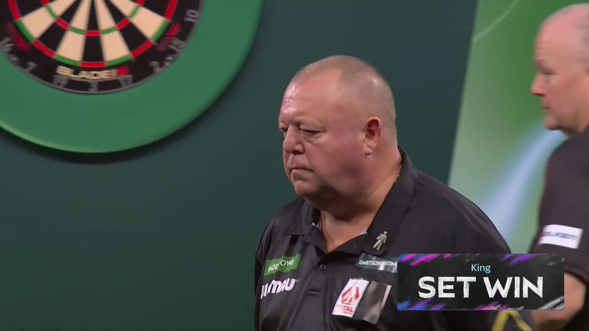 KING STAYS IN IT! It's not over yet! 👀 Mervyn King completes a valiant turnaround in set three to keep his hopes alive! 📺 #WCDarts | R1